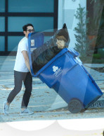 EXKLUSIV - Rollenteilung: Steven Yeun bringt den Abfall raus und die schwangere Joana Pak kümmert sich um die Hunde