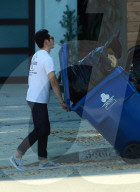 EXKLUSIV - Rollenteilung: Steven Yeun bringt den Abfall raus und die schwangere Joana Pak kümmert sich um die Hunde