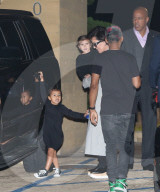 PEOPLE - Die Kardashians gehen mit den Kindern zum Dinner ins Nobu