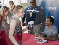 PEOPLE - Indian Wells: Roger Federer gibt Autogramme