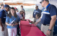 PEOPLE - Indian Wells: Roger Federer gibt Autogramme