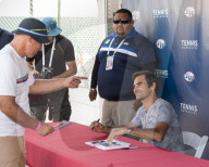 PEOPLE - Indian Wells: Roger Federer gibt Autogramme