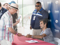 PEOPLE - Indian Wells: Roger Federer gibt Autogramme