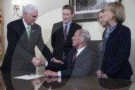 NEWS - US Vize-Präsident verteidigt den neuen Direktor Dan Coats