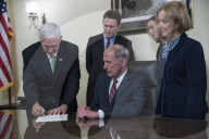 NEWS - US Vize-Präsident verteidigt den neuen Direktor Dan Coats