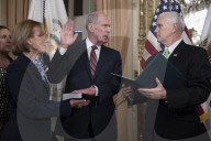 NEWS - US Vize-Präsident verteidigt den neuen Direktor Dan Coats
