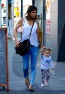 PEOPLE - Elisabetta Canalis mit ihrer Tochter Skyler in Los Angeles unterwegs