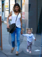 PEOPLE - Elisabetta Canalis mit ihrer Tochter Skyler in Los Angeles unterwegs