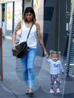 PEOPLE - Elisabetta Canalis mit ihrer Tochter Skyler in Los Angeles unterwegs