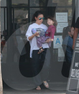 PEOPLE - Ashton Kutcher und Mila Kunis mit ihren Kindern in Studio City unterwegs