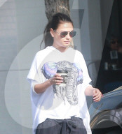 PEOPLE - Ashton Kutcher und Mila Kunis mit ihren Kindern in Studio City unterwegs