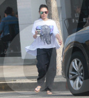 PEOPLE - Ashton Kutcher und Mila Kunis mit ihren Kindern in Studio City unterwegs