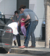 PEOPLE - Ashton Kutcher und Mila Kunis mit ihren Kindern in Studio City unterwegs