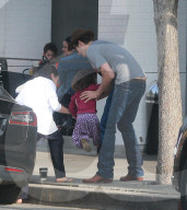 PEOPLE - Ashton Kutcher und Mila Kunis mit ihren Kindern in Studio City unterwegs