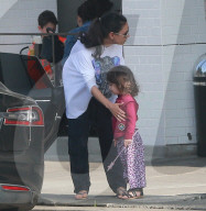 PEOPLE - Ashton Kutcher und Mila Kunis mit ihren Kindern in Studio City unterwegs