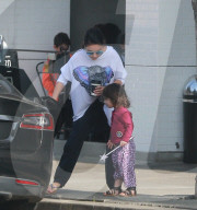 PEOPLE - Ashton Kutcher und Mila Kunis mit ihren Kindern in Studio City unterwegs