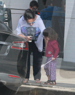 PEOPLE - Ashton Kutcher und Mila Kunis mit ihren Kindern in Studio City unterwegs