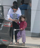PEOPLE - Ashton Kutcher und Mila Kunis mit ihren Kindern in Studio City unterwegs