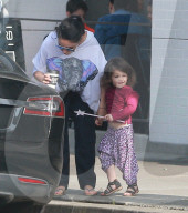 PEOPLE - Ashton Kutcher und Mila Kunis mit ihren Kindern in Studio City unterwegs