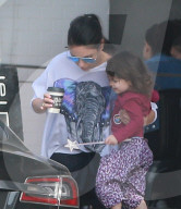 PEOPLE - Ashton Kutcher und Mila Kunis mit ihren Kindern in Studio City unterwegs