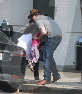 PEOPLE - Ashton Kutcher und Mila Kunis mit ihren Kindern in Studio City unterwegs