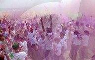 NEWS - Südkorea: Holi Hai Festival in Busan
