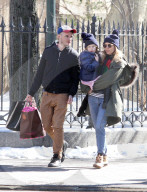 PEOPLE - Sienna Miller mit Tom Sturridge und Marlowe im West Village unterwegs