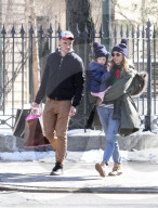 PEOPLE - Sienna Miller mit Tom Sturridge und Marlowe im West Village unterwegs