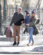 PEOPLE - Sienna Miller mit Tom Sturridge und Marlowe im West Village unterwegs