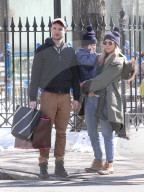 PEOPLE - Sienna Miller mit Tom Sturridge und Marlowe im West Village unterwegs