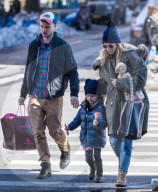 PEOPLE - Sienna Miller mit Tom Sturridge und Marlowe im West Village unterwegs