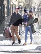 PEOPLE - Sienna Miller mit Tom Sturridge und Marlowe im West Village unterwegs