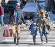 PEOPLE - Sienna Miller mit Tom Sturridge und Marlowe im West Village unterwegs