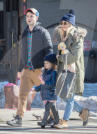 PEOPLE - Sienna Miller mit Tom Sturridge und Marlowe im West Village unterwegs