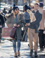 PEOPLE - Sienna Miller mit Tom Sturridge und Marlowe im West Village unterwegs