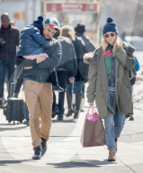 PEOPLE - Sienna Miller mit Tom Sturridge und Marlowe im West Village unterwegs