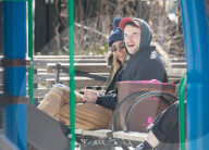 PEOPLE - Sienna Miller mit Tom Sturridge und Marlowe im West Village unterwegs