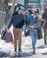 PEOPLE - Sienna Miller mit Tom Sturridge und Marlowe im West Village unterwegs