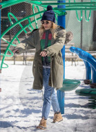 PEOPLE - Sienna Miller mit Tom Sturridge und Marlowe im West Village unterwegs