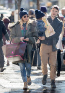 PEOPLE - Sienna Miller mit Tom Sturridge und Marlowe im West Village unterwegs
