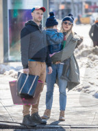PEOPLE - Sienna Miller mit Tom Sturridge und Marlowe im West Village unterwegs