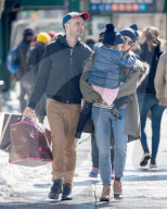 PEOPLE - Sienna Miller mit Tom Sturridge und Marlowe im West Village unterwegs