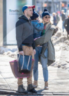 PEOPLE - Sienna Miller mit Tom Sturridge und Marlowe im West Village unterwegs