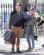 PEOPLE - Sienna Miller mit Tom Sturridge und Marlowe im West Village unterwegs