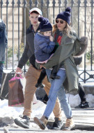 PEOPLE - Sienna Miller mit Tom Sturridge und Marlowe im West Village unterwegs