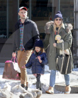 PEOPLE - Sienna Miller mit Tom Sturridge und Marlowe im West Village unterwegs