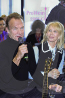 PEOPLE - Sting und Trudie Styler werben für ihren Wein in Düsseldorf 