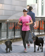 EXKLUSIV - Pippa joggt mit zwei Hunden durch London