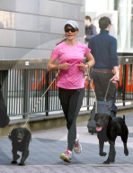 EXKLUSIV - Pippa joggt mit zwei Hunden durch London