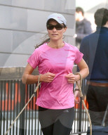 EXKLUSIV - Pippa joggt mit zwei Hunden durch London